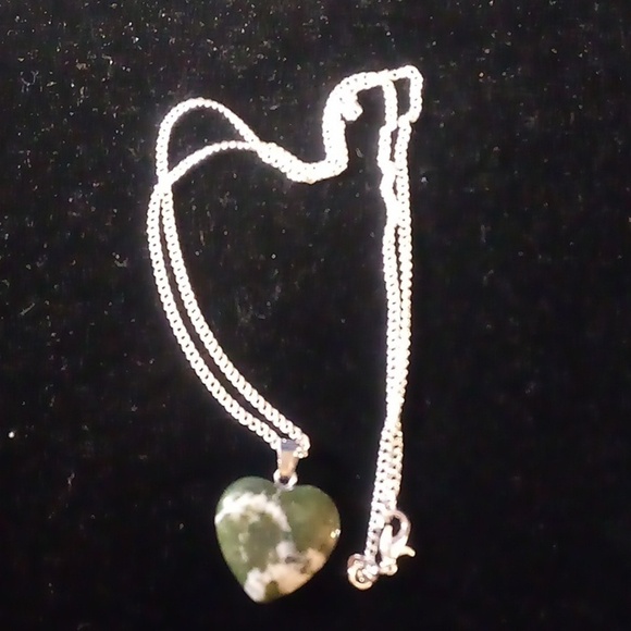 ๐2/$20๐ NIP - Green & White Garden Quartz Heart Shape Stone Pendant Necklace - Picture 2 of 9